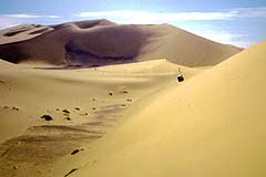 Querung einer Dünenkette im Erg Chech (Algerien)